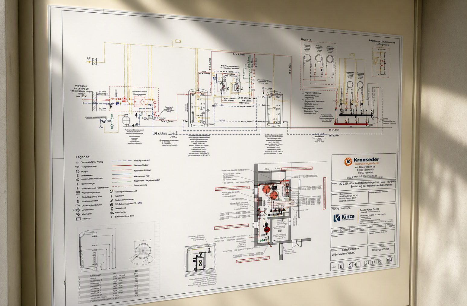 Technisches Heizungsschema auf einer großen Acrylglasplatte an einer Wand
