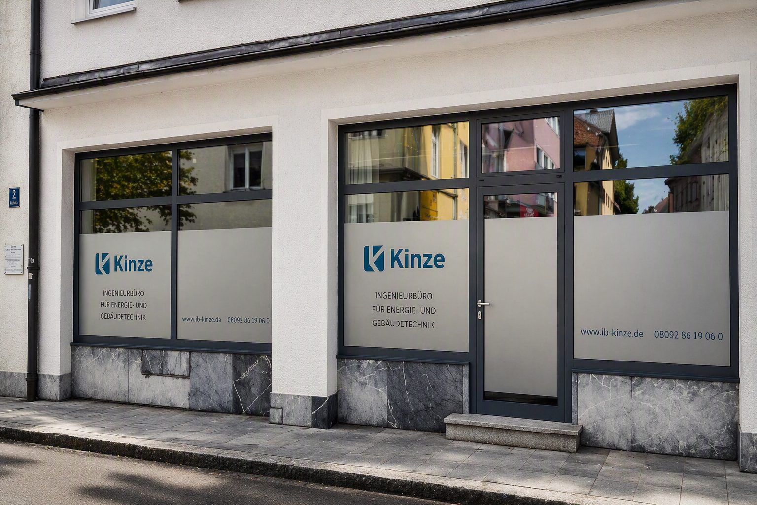 Moderne Scheibenbeklebung als Sichtschutz auf einer Glasfläche